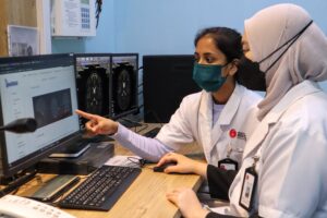 2-ladies-pointing-at-the-screen-mri